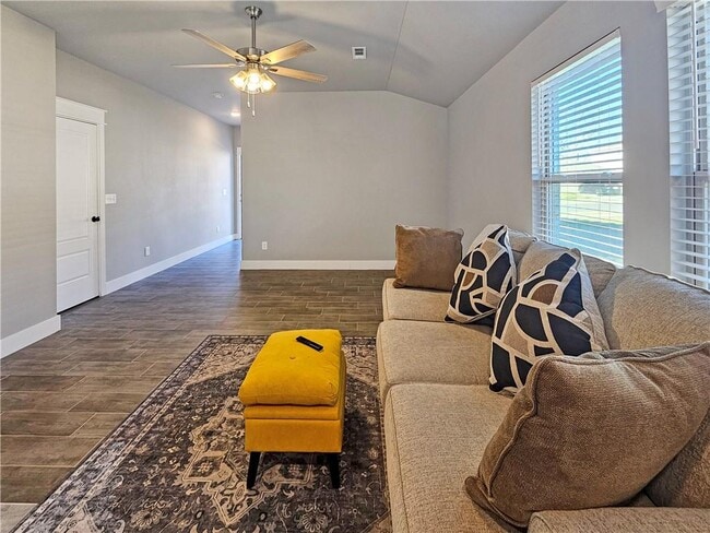 Building Photo - 2091 Bluebonnet Ln