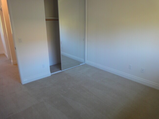 Building Photo - 613 Cedar Pl