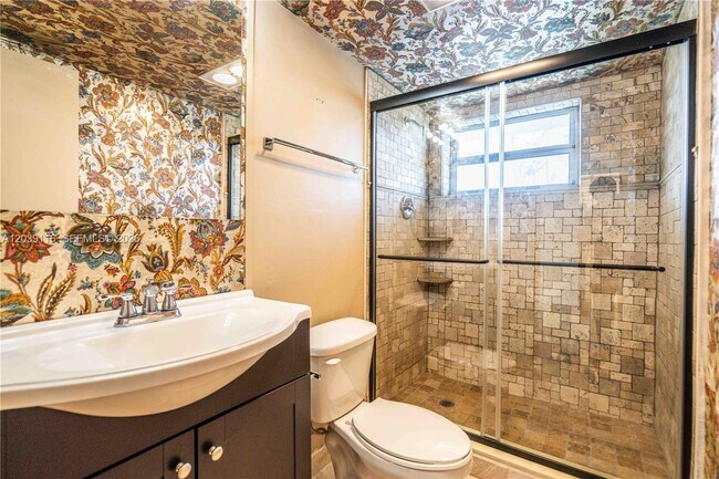 Building Photo - 9500 W Bay Harbor Dr