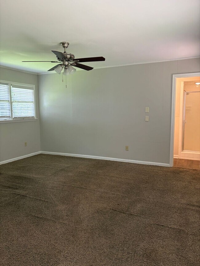Building Photo - Move-In Ready 4BR/3BA Home with Spacious Layout & Large Yard
