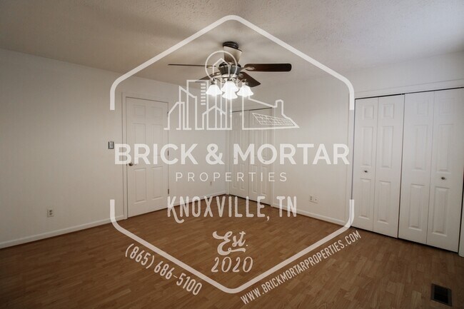 Building Photo - 4003 Valley View Dr NE