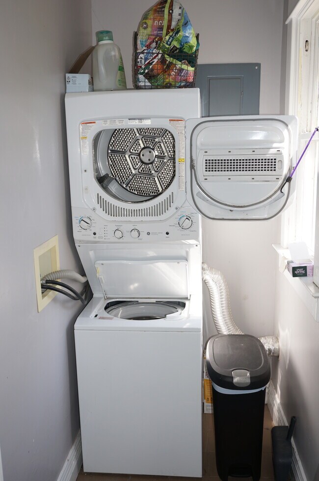 Laundry room - 2844 N Marion St