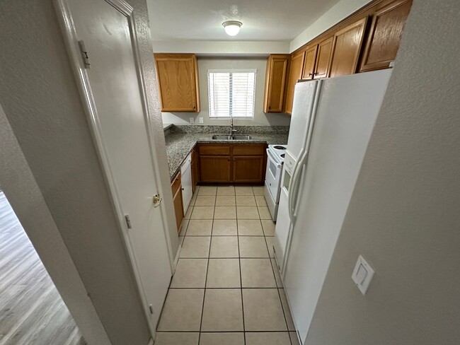 Building Photo - ADORABLE 2 BEDROOM 2 BATHROOM 1ST FLOOR CO...