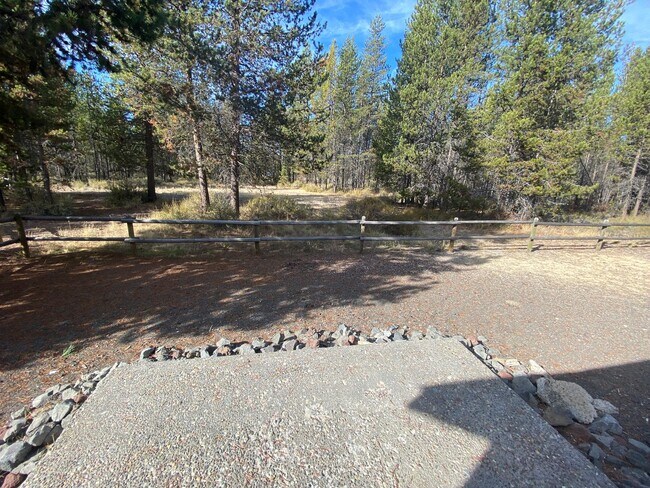 Building Photo - Quiet setting in La Pine!