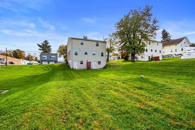Building Photo - Bright 2BR Townhome in Dallastown School District!