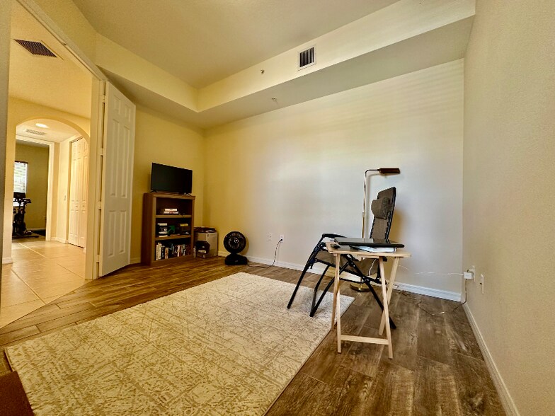 Building Photo - 1305 Mariposa Cir
