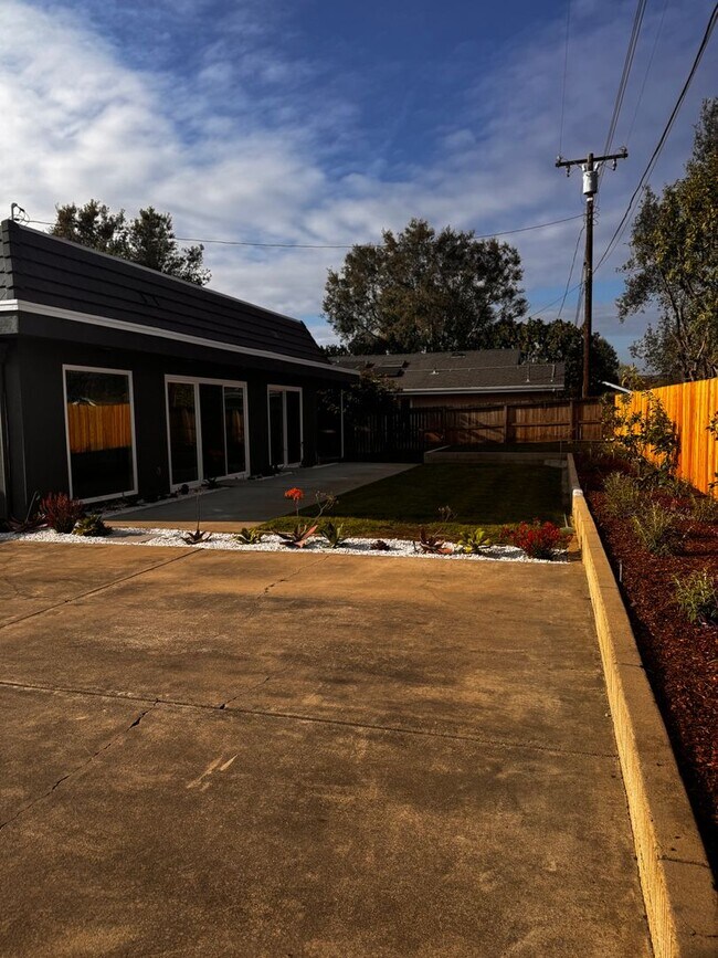 Building Photo - Spacious 3 Bed 2 Bath in 55+ Community, In...