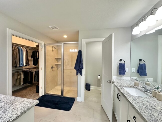 Building Photo - Available Now! Beautiful Home in Lindsey C...