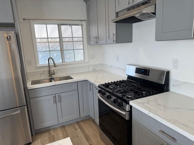 Building Photo - Beautiful 3 bedroom 2 bath HOME... no expenses spared!  Washer/Dryer... A/C Splitters... on a sle...