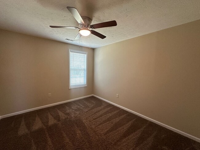 Building Photo - Beautiful 3 Bed 2.5 Bath Home with Spacious Fenced Yard