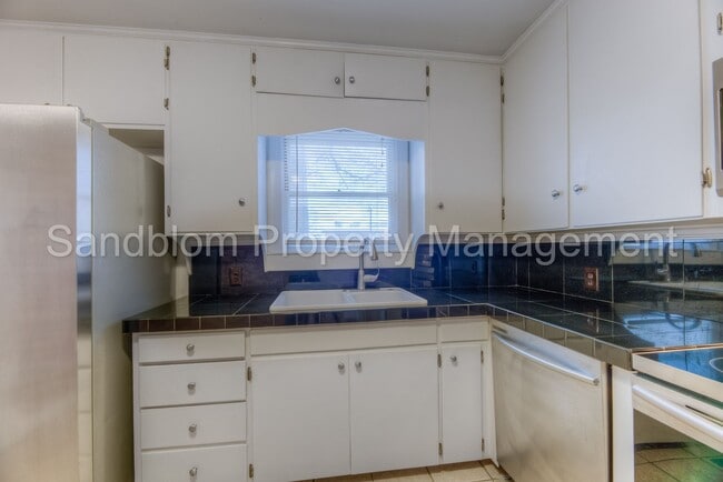 Building Photo - FOR LEASE | Brookside | $1300 Rent + $1300...