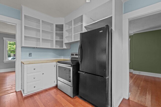 Building Photo - Classic Tacoma Charm with Room to Breathe....
