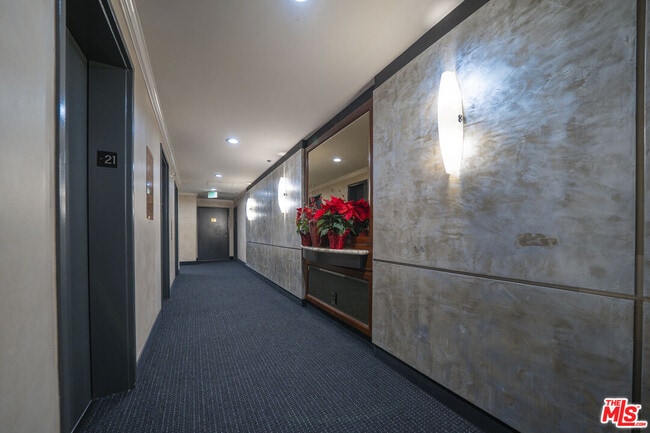 Building Photo - 800 W 1st St