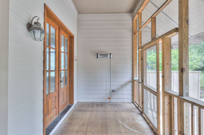 Building Photo - Stunning Executive Townhome in the Heart o...