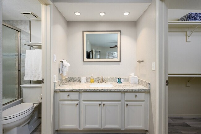 Building Photo - 4850 E Desert Cove Ave