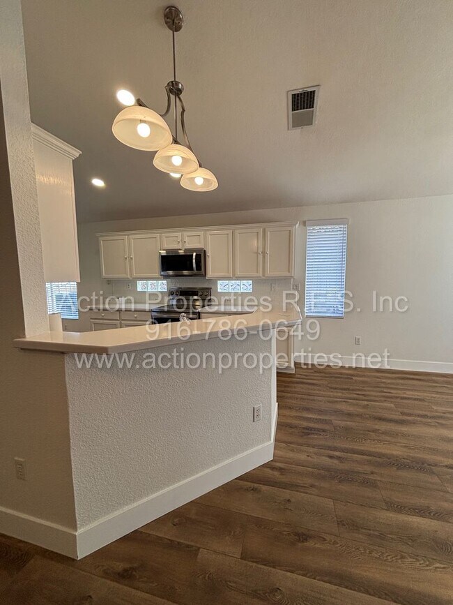 Building Photo - 6000 Buggy Whip Ln
