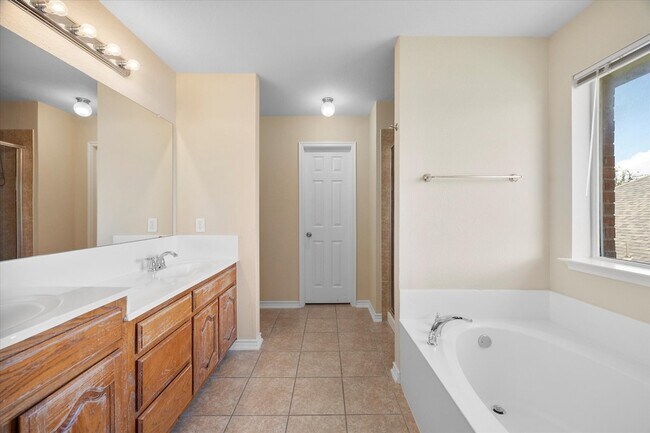 Building Photo - 1100 Camelot Dr