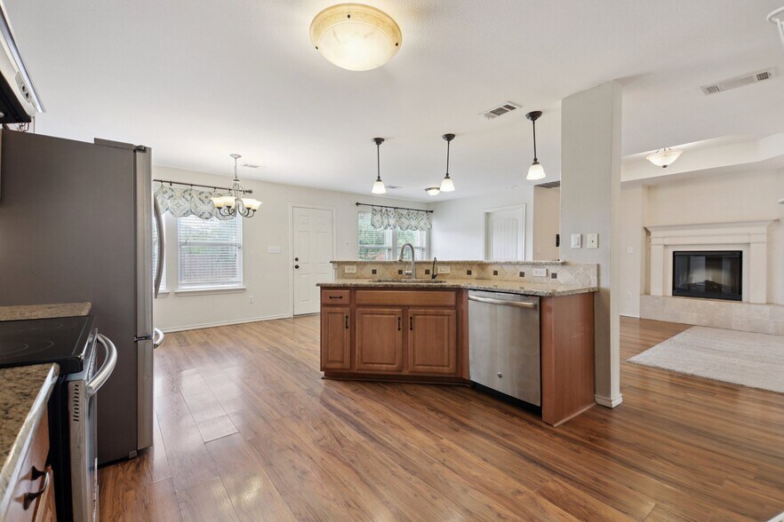 Building Photo - 2114 Iroquois Dr