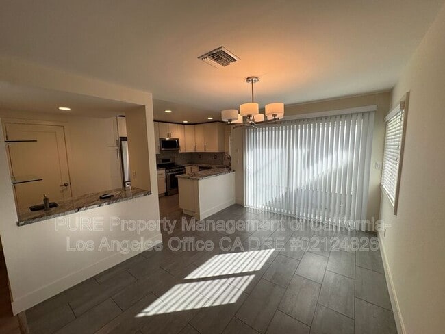 Building Photo - 2330 Oak St