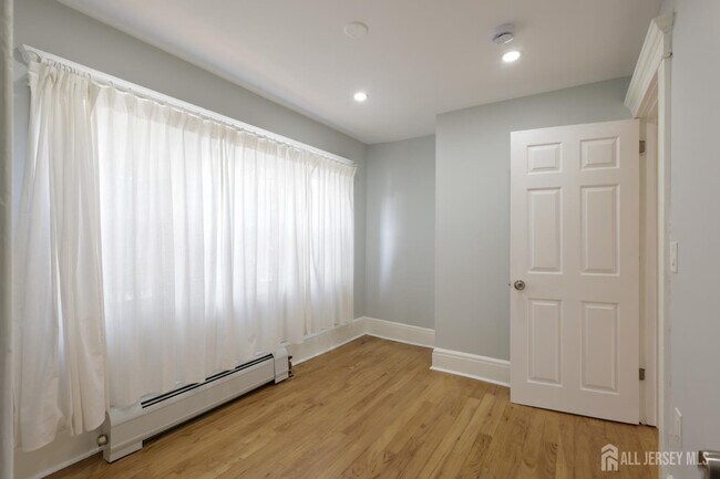 Building Photo - 657 Amboy Ave