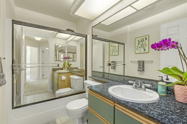 Building Photo - 1264 Bellevue Way NE