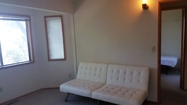 Building Photo - For rent:  2 bedroom, 1 bath house