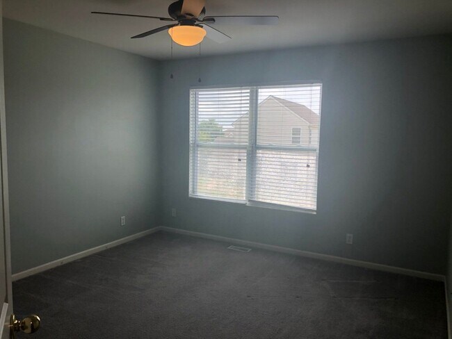 Building Photo - Large Home in Papillion For Rent!