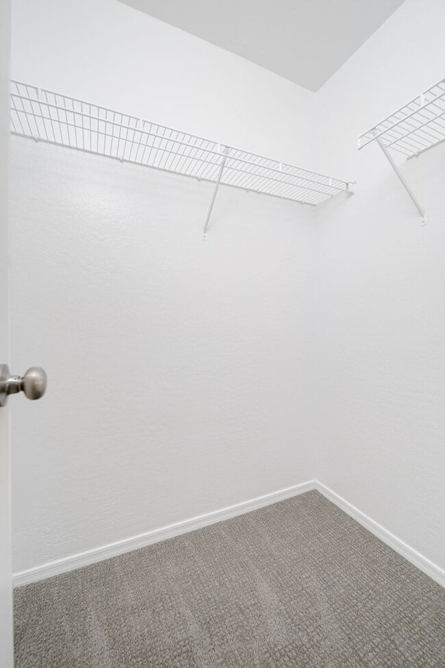 Building Photo - 4 bed, 2.5 bath, 2,251 sqft