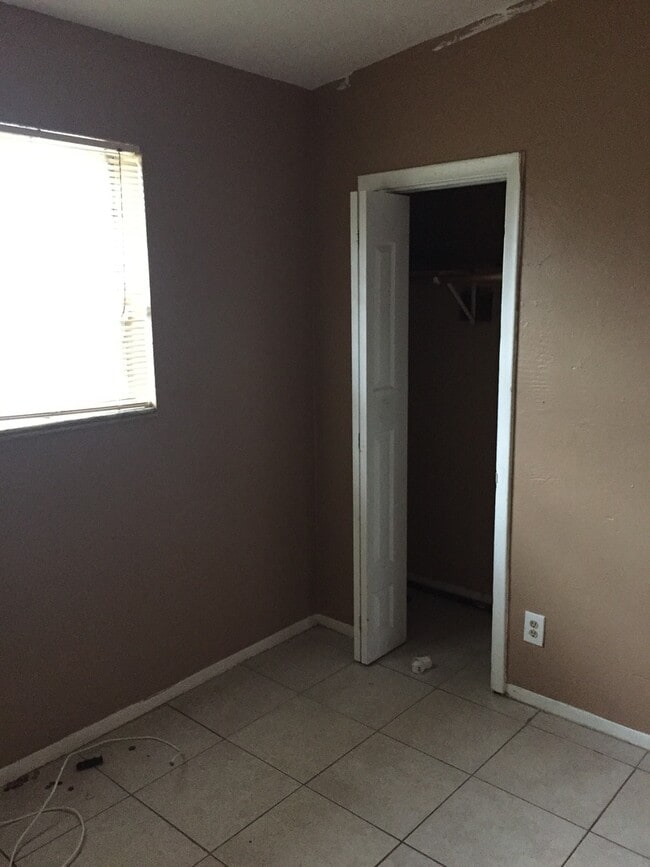 Building Photo - Nice 3-1 house next to SWAP SHOP