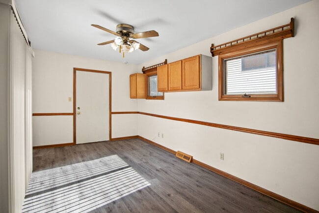Building Photo - 431 Parkside Dr