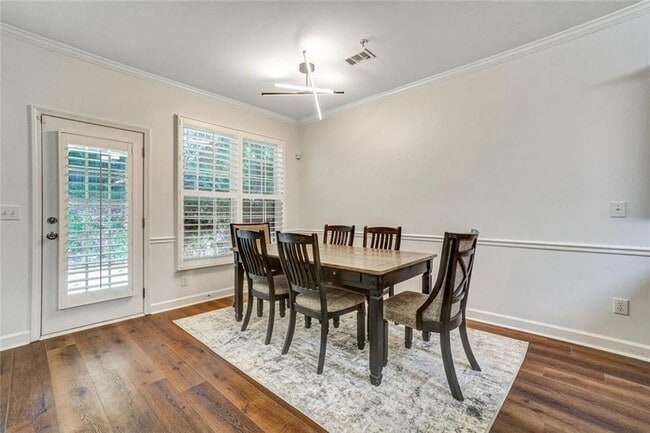 Building Photo - 702 Surrey Park Pl SE