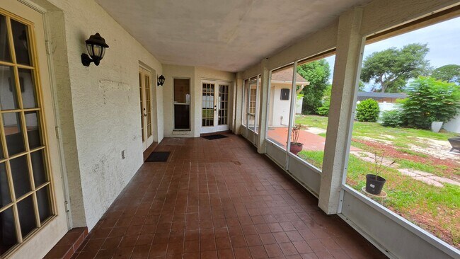 Building Photo - 3 Bed, 3 Bath, 2 Car garage.