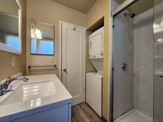 Building Photo - Spacious One bedroom with In unit Laundry