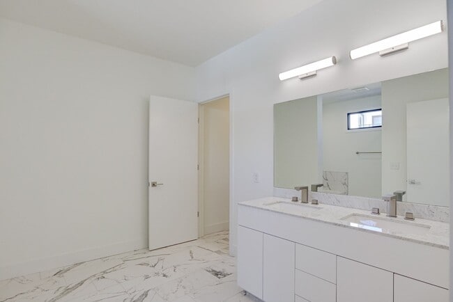 Building Photo - Luxury 3 Bed Townhome in Durham RTP