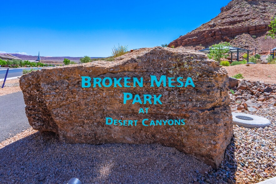 Building Photo - 3158 E Fuchsia Dr