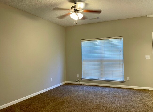 Building Photo - Lovely 3 Bedroom/2.5 Bath Town Home w/ Garage!
