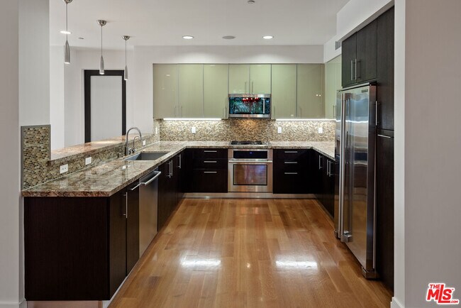 Building Photo - 1304 S Roxbury Dr
