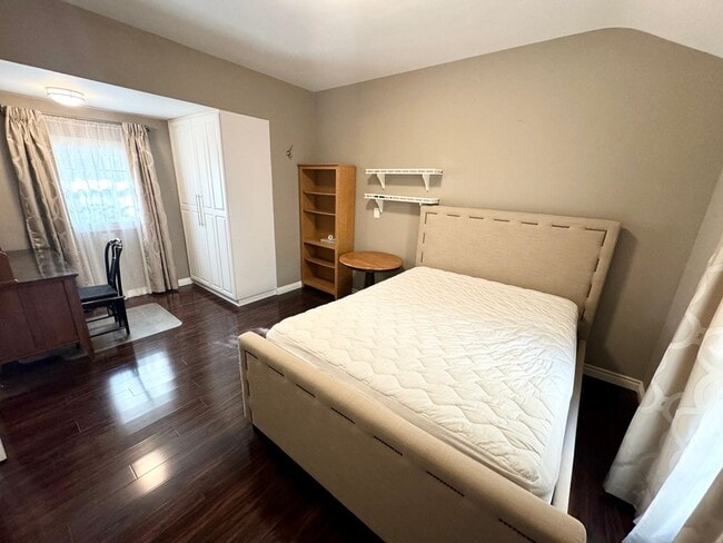 Building Photo - ***Updated 1 bed 1 bath ADU with washer/dryer***