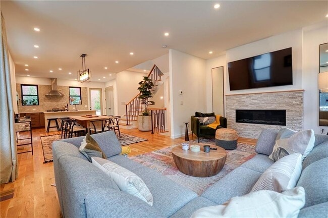 Building Photo - 829 Barnett St NE