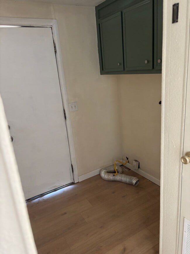 Building Photo - Beautiful fully remodeled 3 bedroom