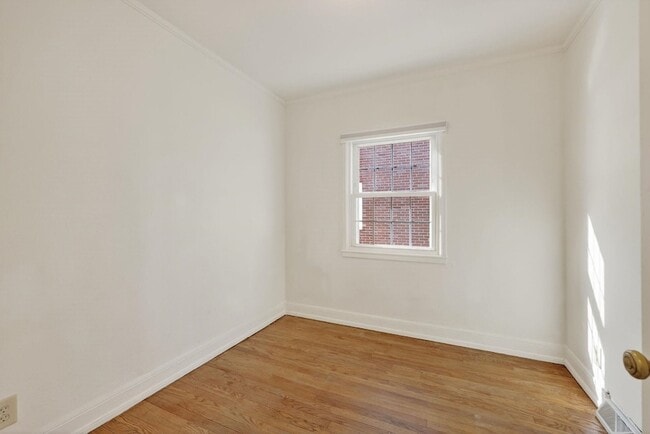 Building Photo - 514 W Lakeside St