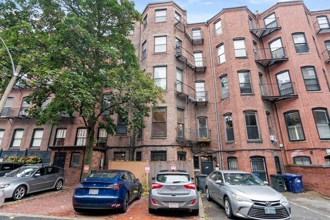 Building Photo - 393 Marlborough St
