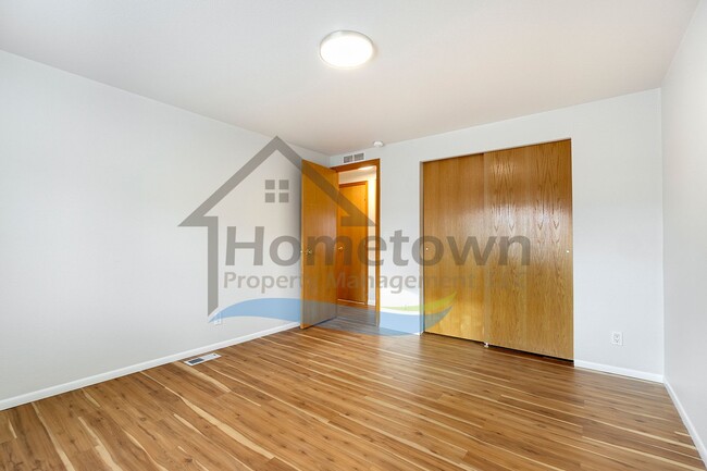 Building Photo - 2 Bedroom 1 Bath Home with Off-Street Park...