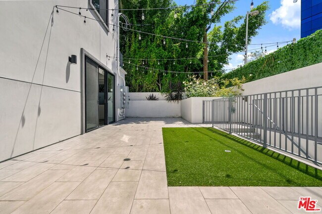 Building Photo - 621 Huntley Dr