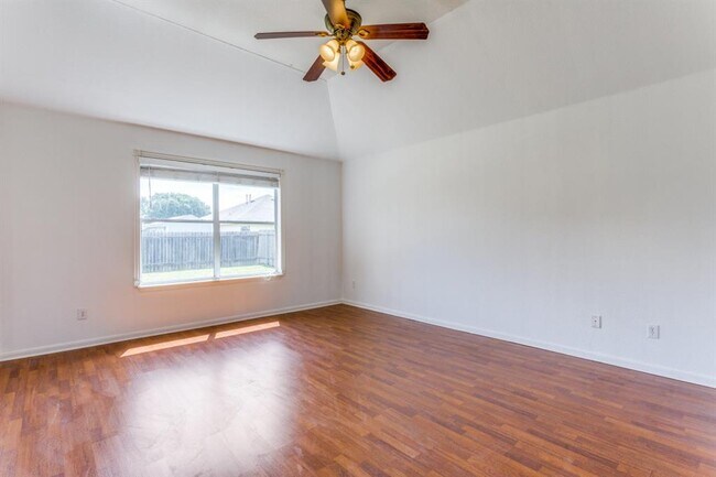 Building Photo - 648 Columbine Ave