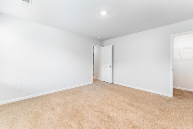 Building Photo - Spacious house with large office and 3 bedrooms in pool community. Available after July 10!