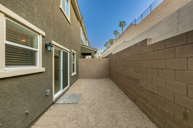 Building Photo - GORGEOUS TOWNHOME*UPGRADED*ALL APPLIANCES*...