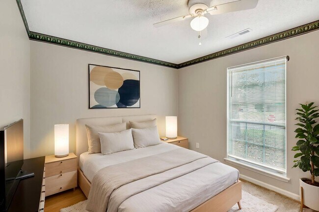 Building Photo - The Lakes