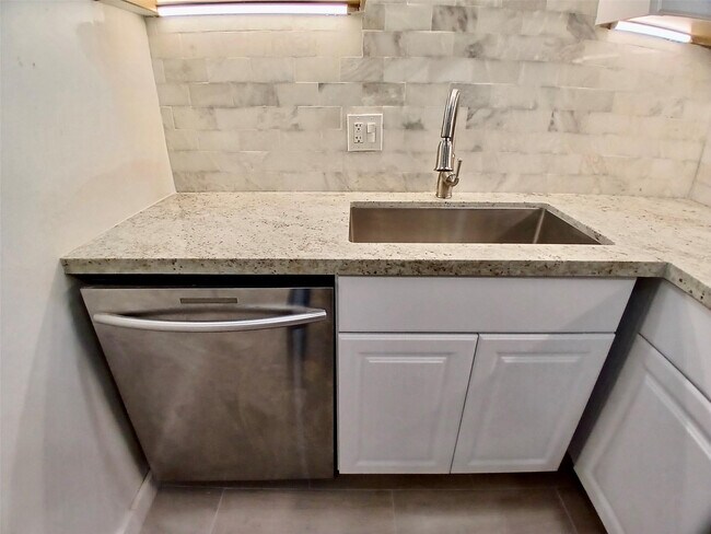 Building Photo - 4164 Inverrary Dr