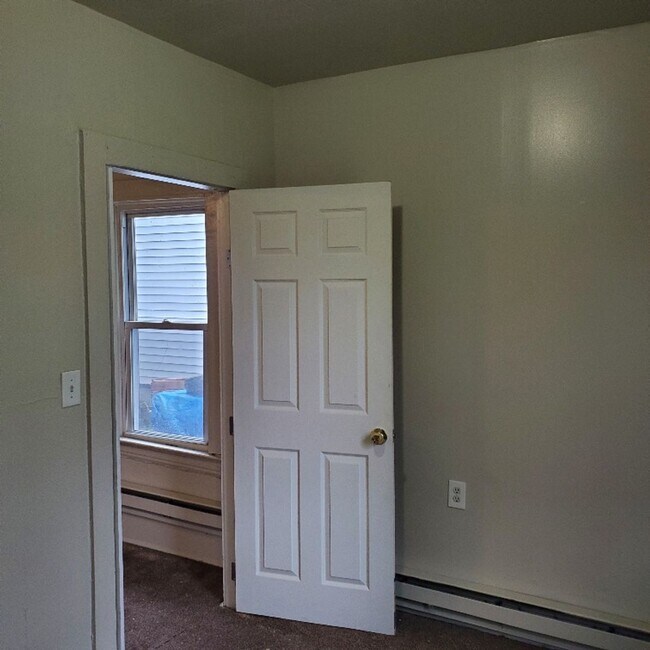 Building Photo - 1 BDRM APARTMENT FOR RENT.